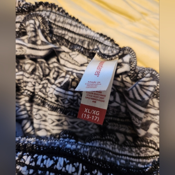 Triple pattern sleeveless romper (with pockets!) - Picture 5 of 5